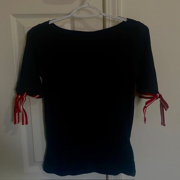 🎀 Chic Black Top w/ Red & White Bow Sleeve Detail – Nautical Vibes 🎀 - Picture 1 of 6